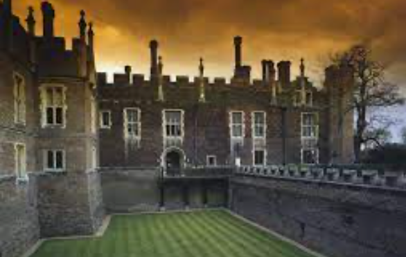 Inghilterra: da bambina la polizia la accompagnava al castello di Windsor dove la violentavano. Questa è la massoneria.
