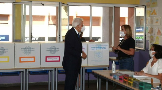 Mattarella, Berlusconi e Meloni hanno votato. A Palermo in 50 sezioni hanno rimandato i votanti a casa