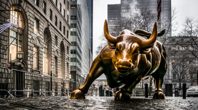 Il Toro di Wall Street: Perché in Italia si deve avere più onestà e più rispetto dei soldi. Levate il dito medio di marmo da Piazza Affari